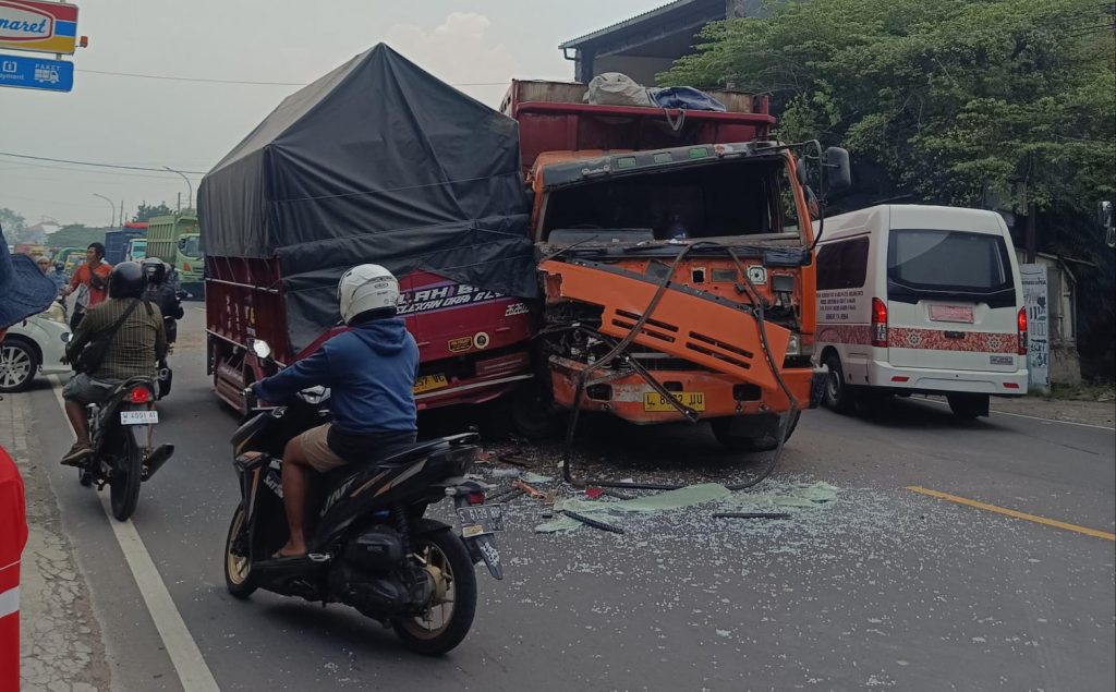 Kecelakaan Beruntun 4 Kendaraan di Bangsal Mojokerto, 5 Orang Luka
