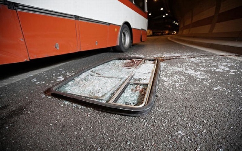 Bus TransJakarta Tabrak Separator di Jaksel, Ban Depan Copot