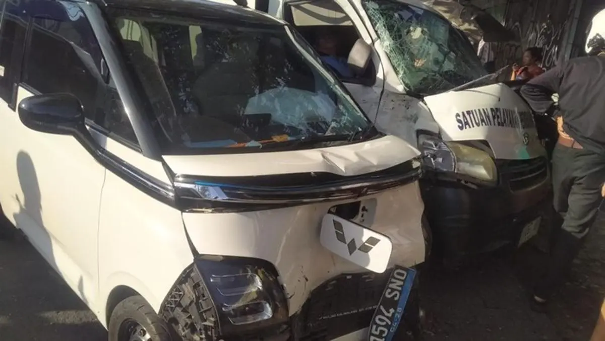 Kecelakaan Mobil Listrik dan Van SPPG Ganggu Lalu Lintas Pasar Minggu