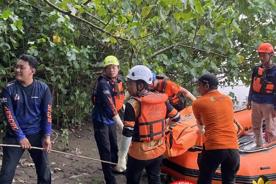 Mayat Pria Misterius Ditemukan Mengapung di Sungai Brantas, Dievakuasi 2 Jam