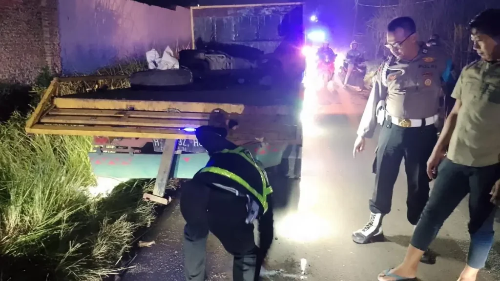 Motor Tabrak Truk Parkir di Jombang, Ibu dan Anak Tewas di Lokasi