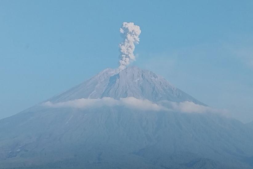 Gunung Semeru Bergejolak, 15 Kali Gempa Erupsi Tercatat dalam 6 Jam