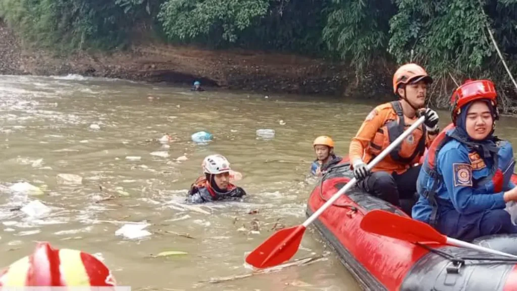 Bocah 6 Tahun Hanyut di Ciliwung, Pencarian Hari Kedua Diperluas