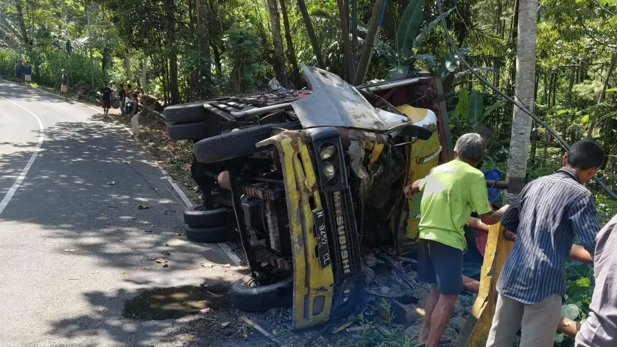Rem Blong di Jalur Curam Pacitan, Sopir Truk Tewas di Tempat