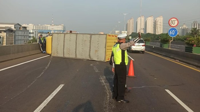 Truk Terguling di Tol Ancol, Lalu Lintas Lumpuh Pagi Hari