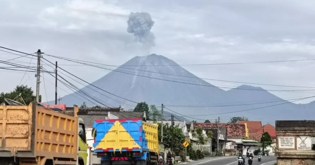 Gunung Semeru Erupsi, Awan Panas Meluncur 3 Kilometer ke Besuk Kobokan