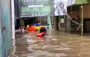 Banjir 1,75 Meter Rendam Kebon Pala, Warga Mulai Mengungsi