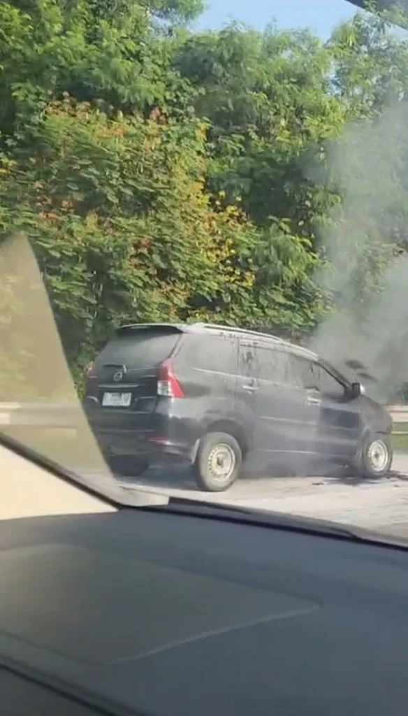 Mobil Avanza Terbakar di Tol Jagorawi, Arus ke Cibubur Lumpuh
