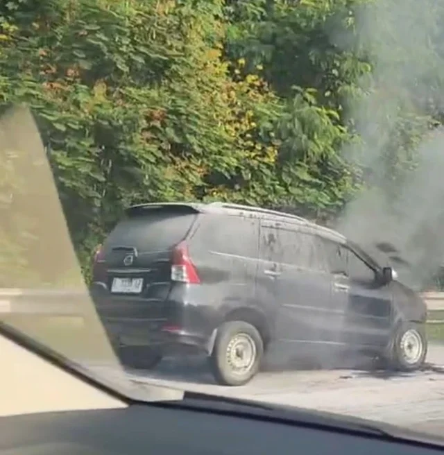 Mobil Avanza Terbakar di Tol Jagorawi, Arus ke Cibubur Lumpuh