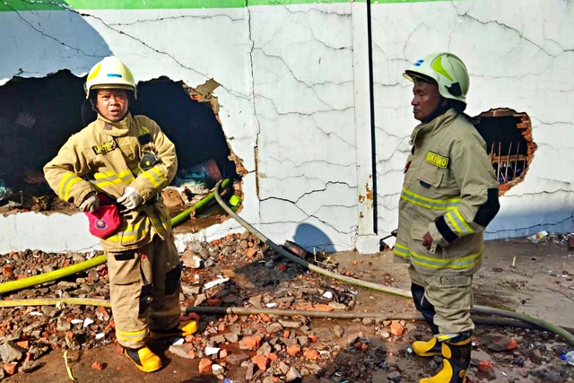 Gudang Pabrik di Cengkareng Terbakar, Tiga Orang Terluka Saat Pemadaman