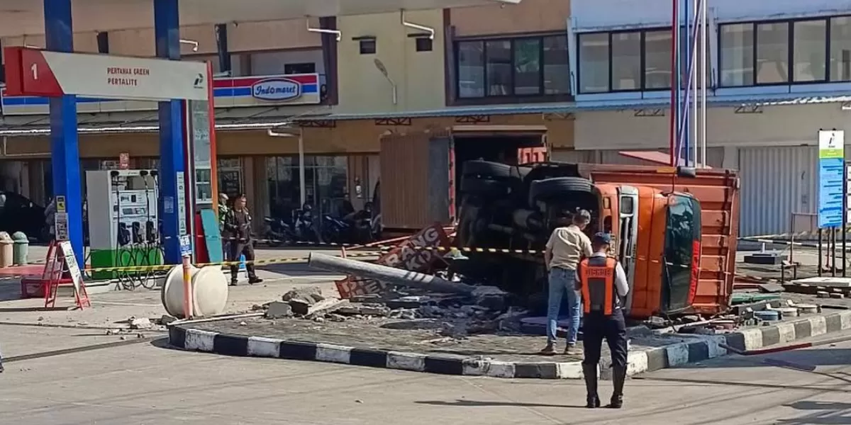 Gagal Menanjak, Truk Muatan Paket Terguling di SPBU Silayur Semarang