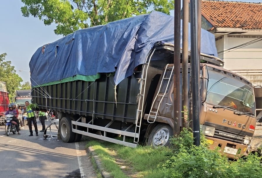 Truk Colt Diesel Tabrak Fuso Parkir di Lamongan, Jalur Babat Sempat Macet