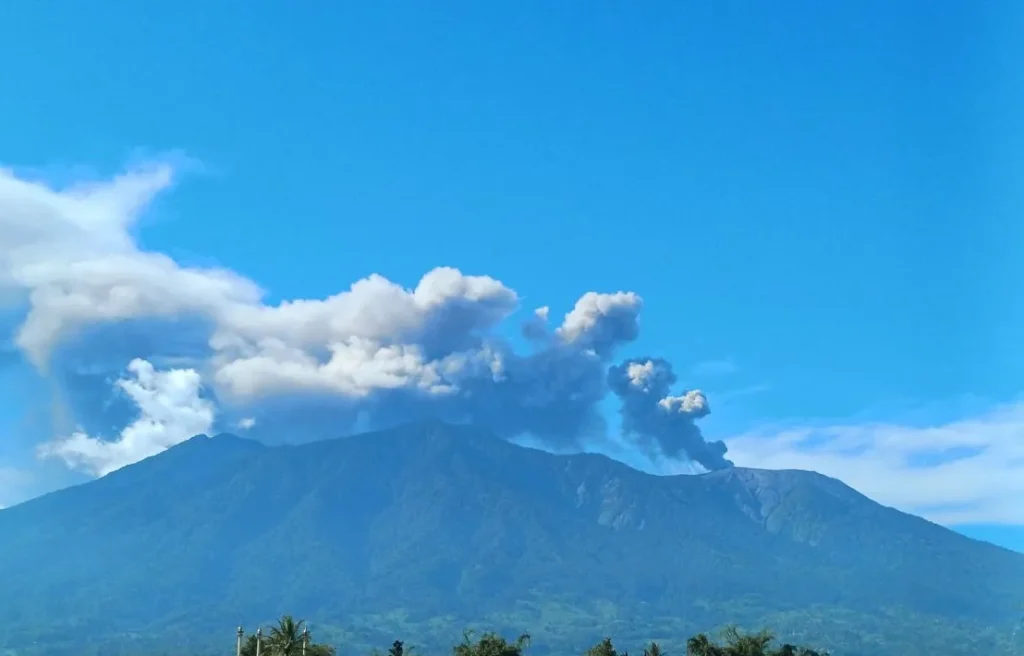 Gunung Marapi Kembali Erupsi, Semburkan Kolom Abu Setinggi 2.000 Meter