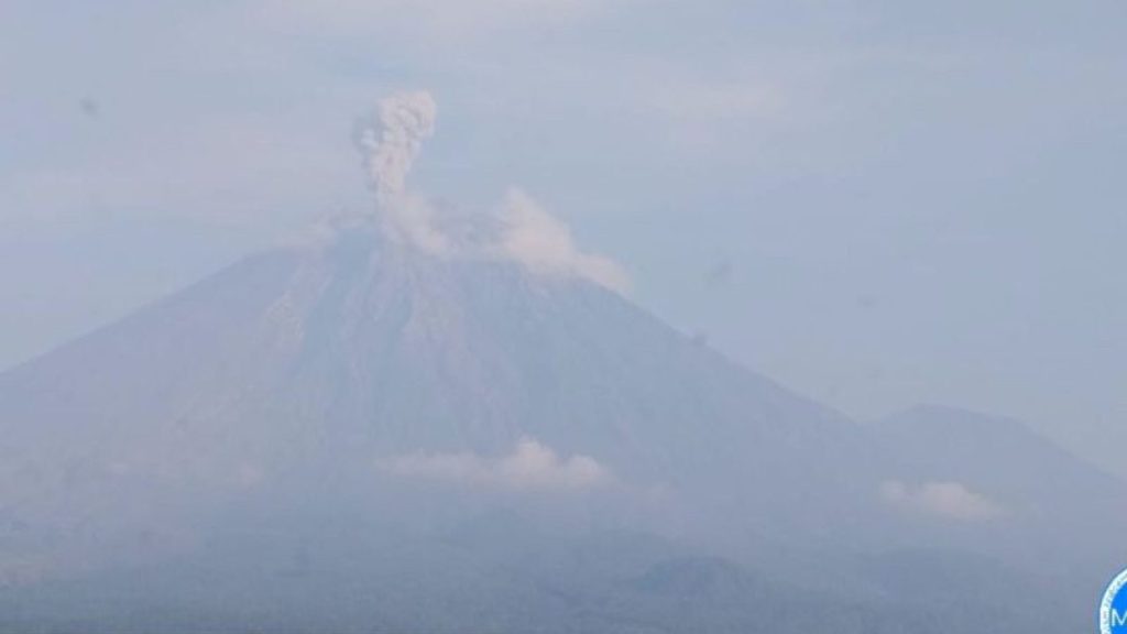 Gunung Semeru Erupsi Dua Kali Pagi Ini, Kolom Abu Capai 1.000 Meter