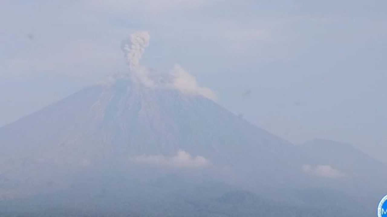 Gunung Semeru Erupsi Dua Kali Pagi Ini, Kolom Abu Capai 1.000 Meter