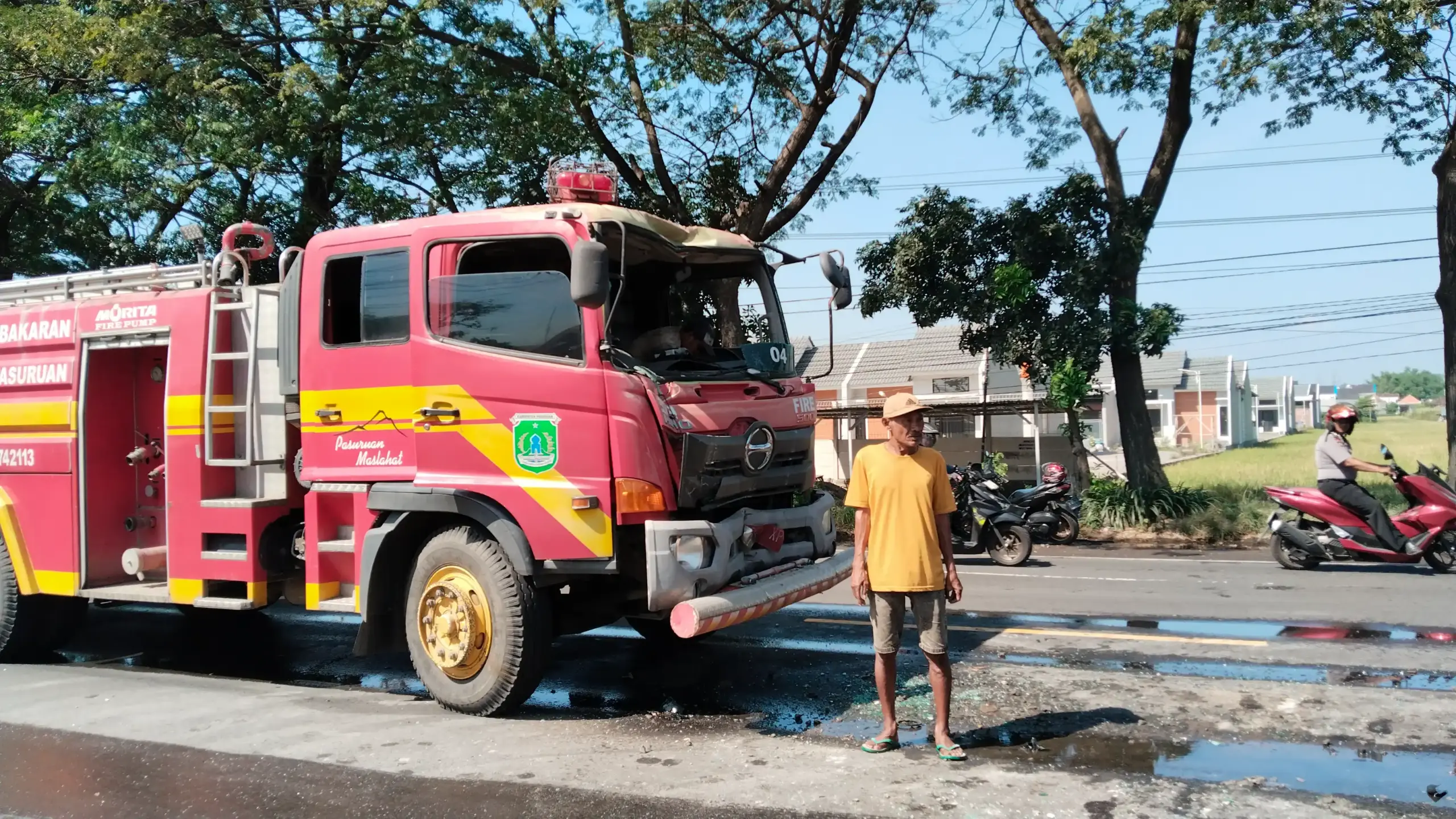 Mobil Damkar Pasuruan Ditabrak Truk Molen Saat Menuju Lokasi Kebakaran