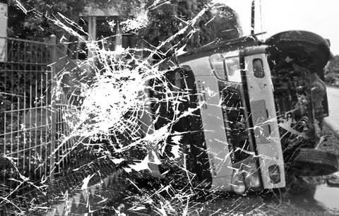 Diduga Rem Blong, Truk Double Engkel Terguling di Tanjungsari