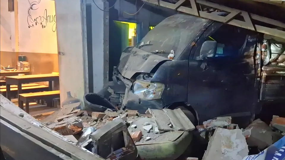 Pemotor Tewas Usai Ditabrak Gran Max saat Menyalip di Balongbendo