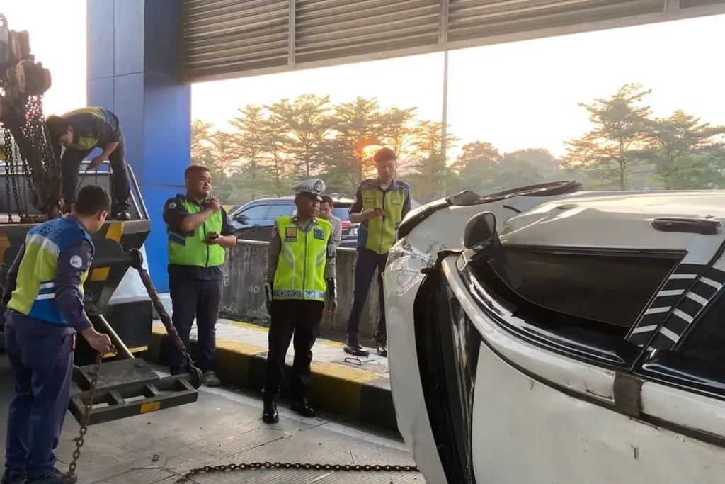 Mobil Terguling di Tol Antasari, Sopir Diduga Mengantuk