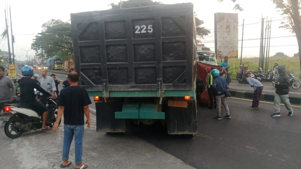 Pengendara Motor Tewas Usai Tabrak Truk Keluar SPBU di Raya Malang-Surabaya