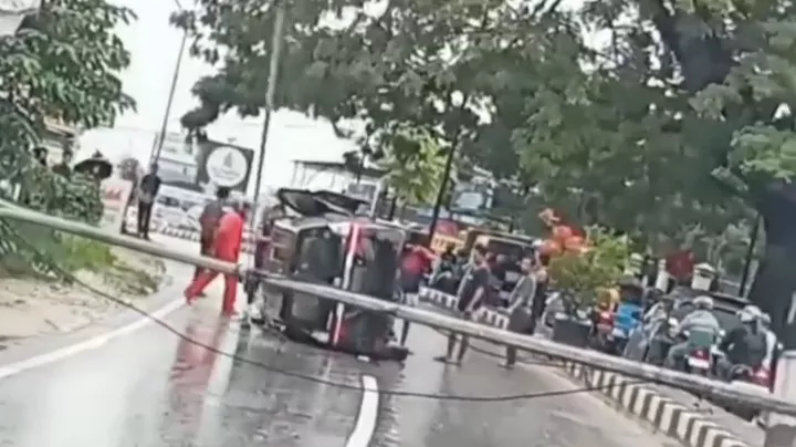 Mobil Terbalik di Kendari Usai Hantam Tiang Listrik