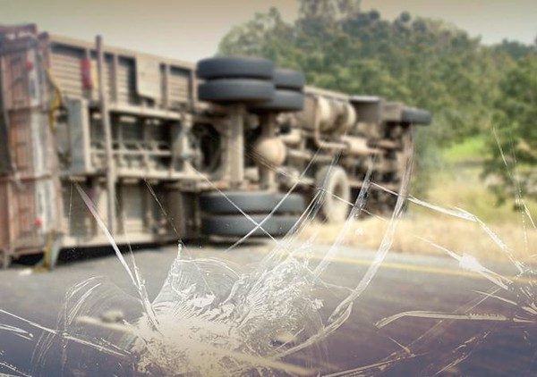 Truk Telur Terguling di Wonogiri, Ribuan Butir Pecah Berserakan