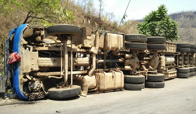 Truk Bermuatan Besi dan Penumpang Terbalik di Bangladesh, 15 Orang Tewas