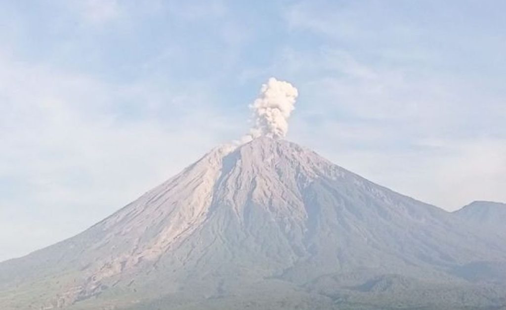 Gunung Semeru Erupsi, Abu Vulkanis Membumbung 600 Meter