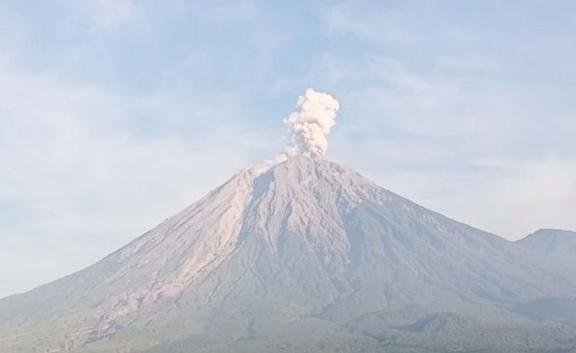 Gunung Semeru Erupsi, Abu Vulkanis Membumbung 600 Meter
