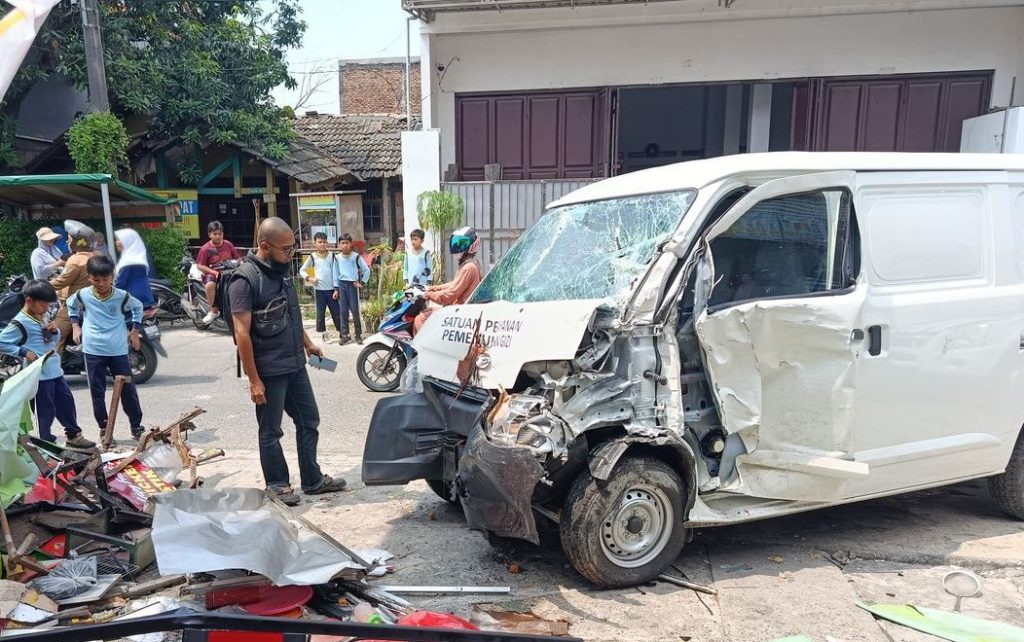 Van Putih Tabrak Gerobak Pedagang di Bekasi Timur, 4 Orang Terluka