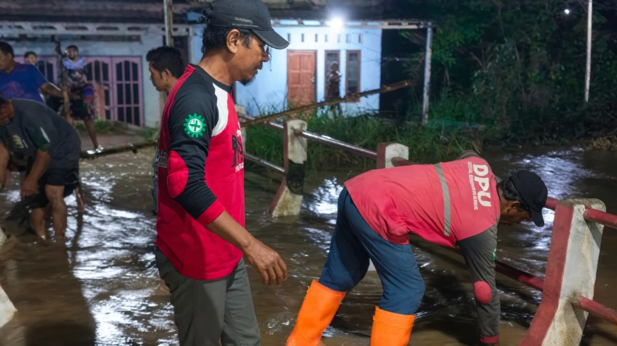 Nenek di Semarang Hilang Terseret Banjir Usai Tanggul Sungai Plumbon Jebol