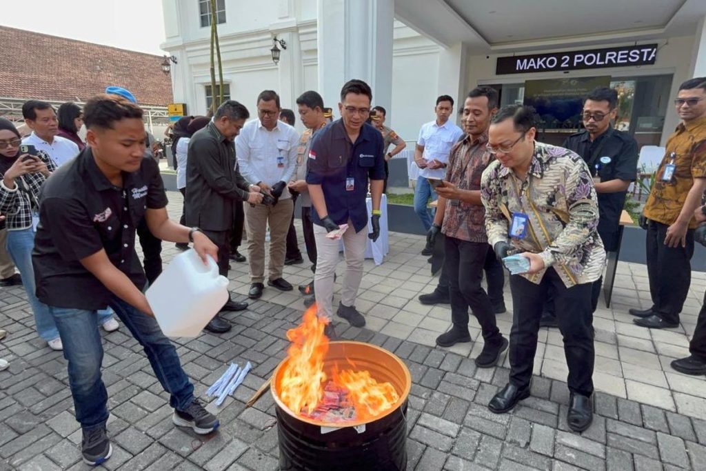 Polresta Surakarta Musnahkan 12 Ribu Lembar Uang Palsu Hasil Temuan Bank