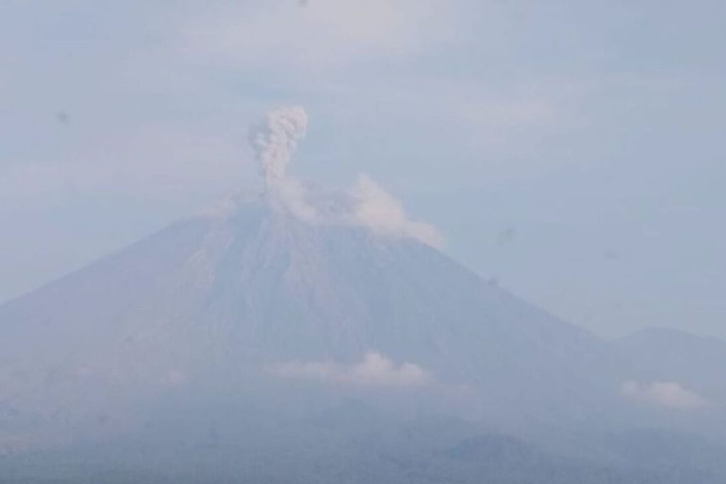 Gunung Semeru Erupsi Pagi Ini, Kolom Abu Capai 1.000 Meter