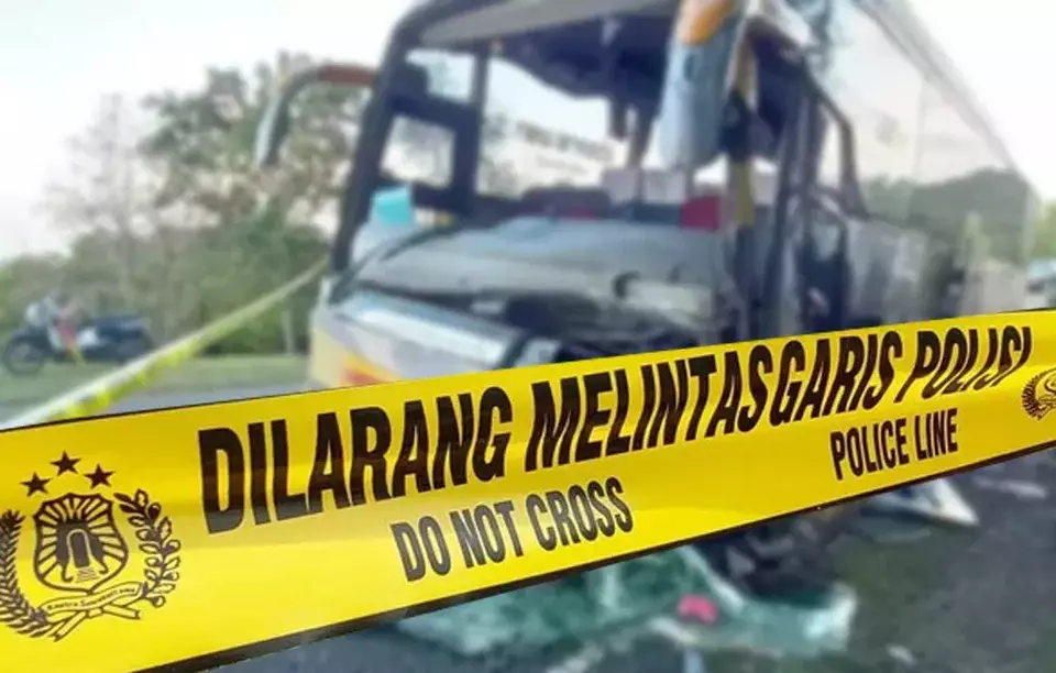 Bus Semeru Tabrak Truk di Tol Cipali, Satu Penumpang Tewas