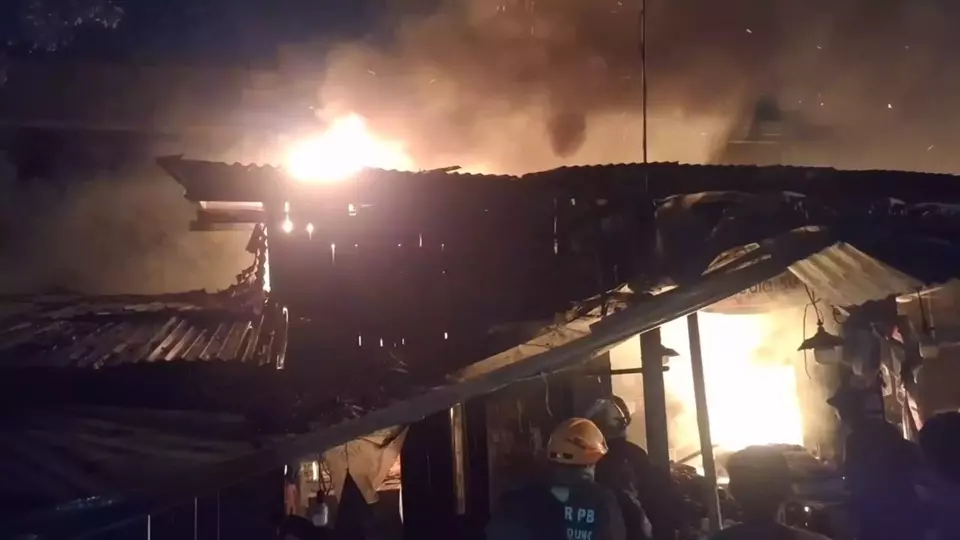 Sembilan Kios Terbakar di Pasar Ciroyom, Dugaan Korsleting Diselidiki