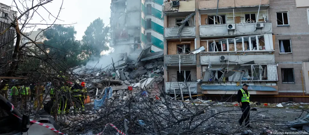 Serangan Rusia di Kyiv Tewaskan 24 Orang, Satu Blok Apartemen Hancur