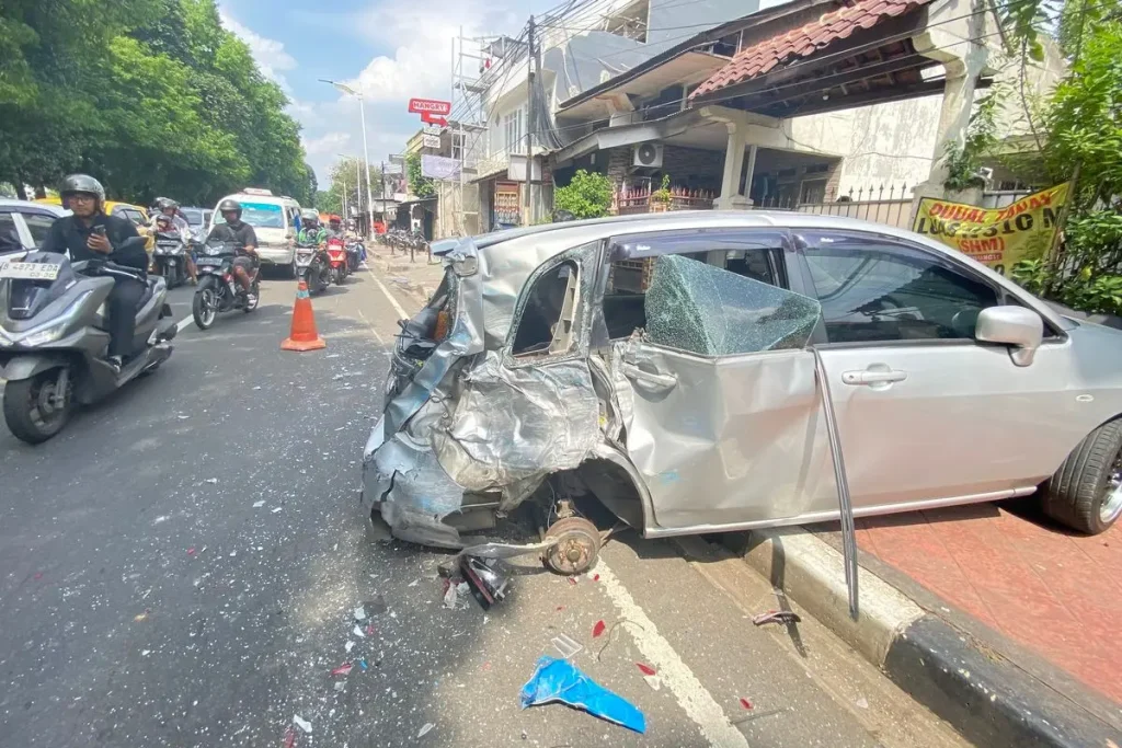 Mobil Sedang Ganti Ban Ditabrak Truk di Jakarta Selatan, Ringsek Parah
