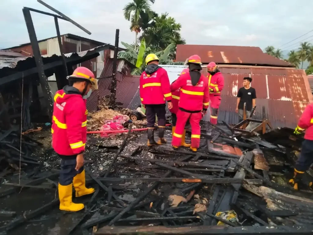 Gudang Rumah di Padang Terbakar, Damkar Cegah Api Meluas