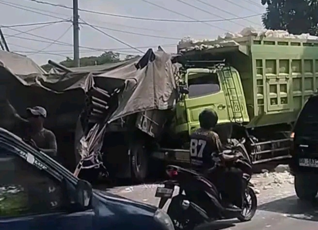 Kecelakaan Maut Gresik, Truk Galian C Hantam Truk Bermuatan Besi