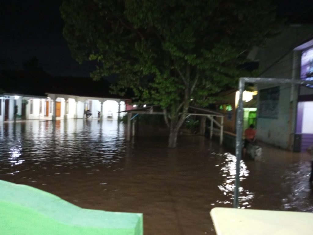 300 Rumah di Lumajang Terendam, Warga Evakuasi Ternak dan Barang Berharga