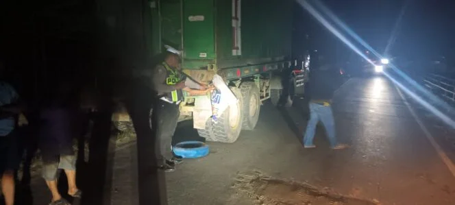Motor Tabrak Truk Tronton di Konawe, Pengendara Tak Sadarkan Diri