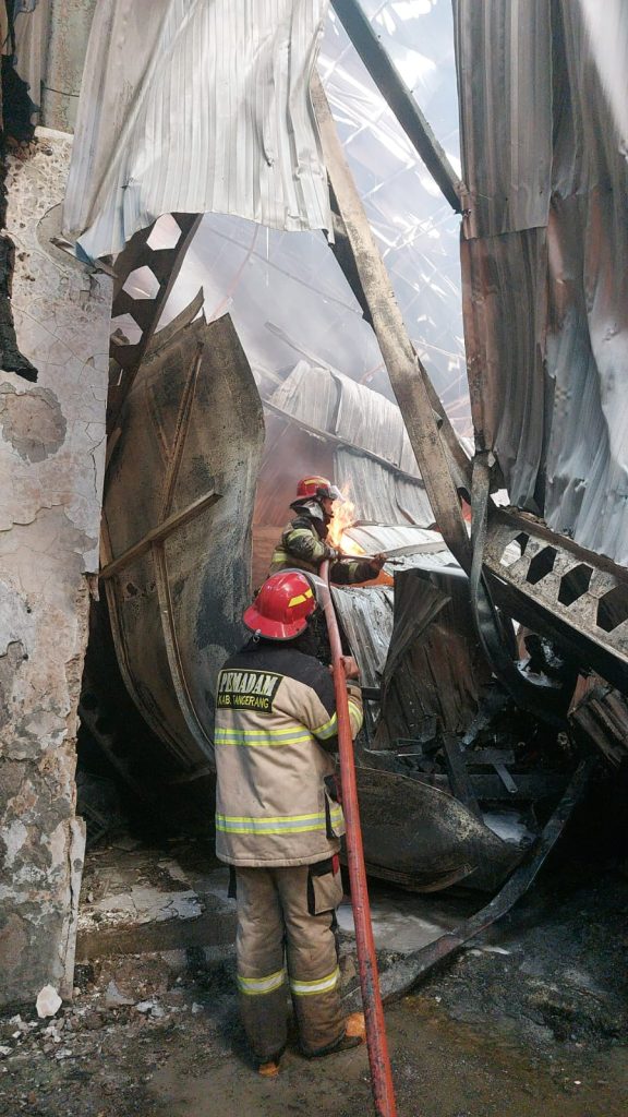 Pabrik Sosis di Tangerang Terbakar Hebat, Asap Hitam Membumbung Tinggi