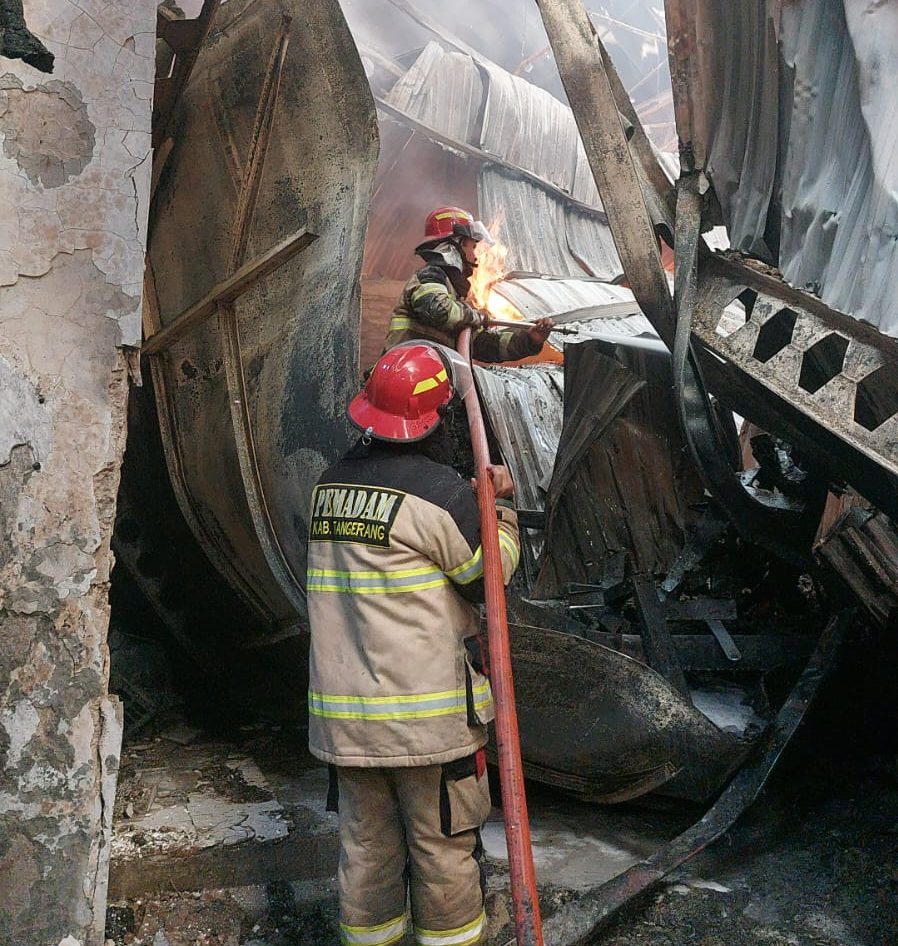 Pabrik Sosis di Tangerang Terbakar Hebat, Asap Hitam Membumbung Tinggi