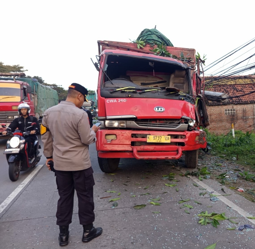 Truk Tabrak Tiang Listrik di Babat, Pasokan Listrik Sempat Terganggu