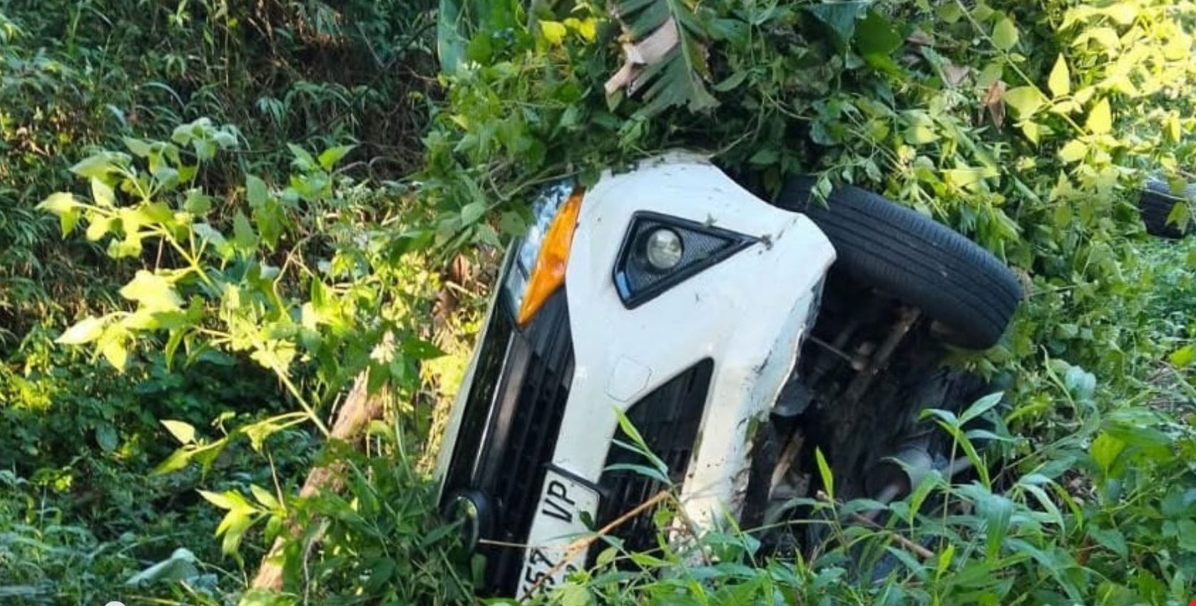 Diduga Salip di Tikungan, Daihatsu Sigra Terjun ke Parit