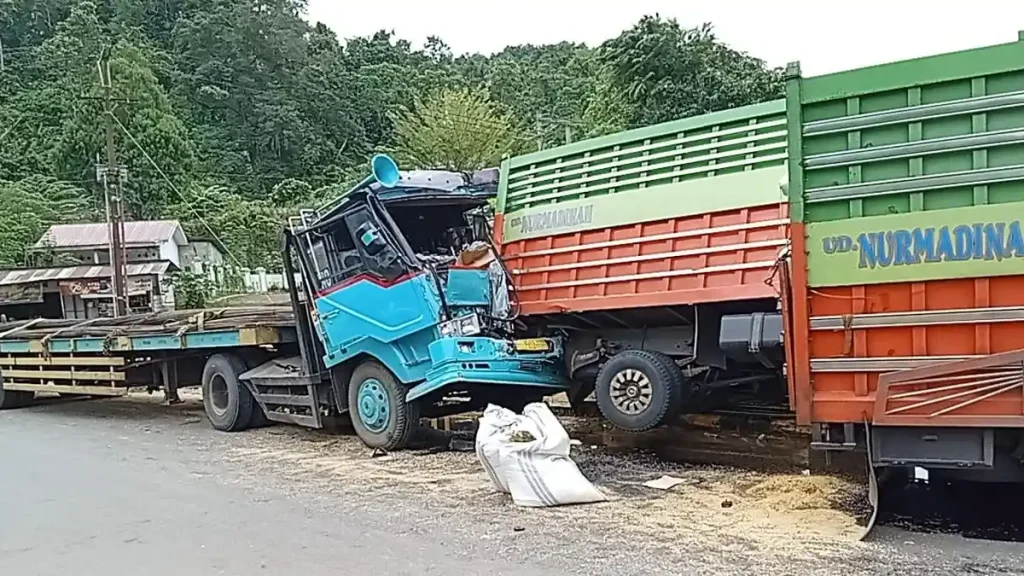 Rem Blong di Jembatan Bolong Mamuju, Tiga Truk Terlibat Tabrakan Beruntun