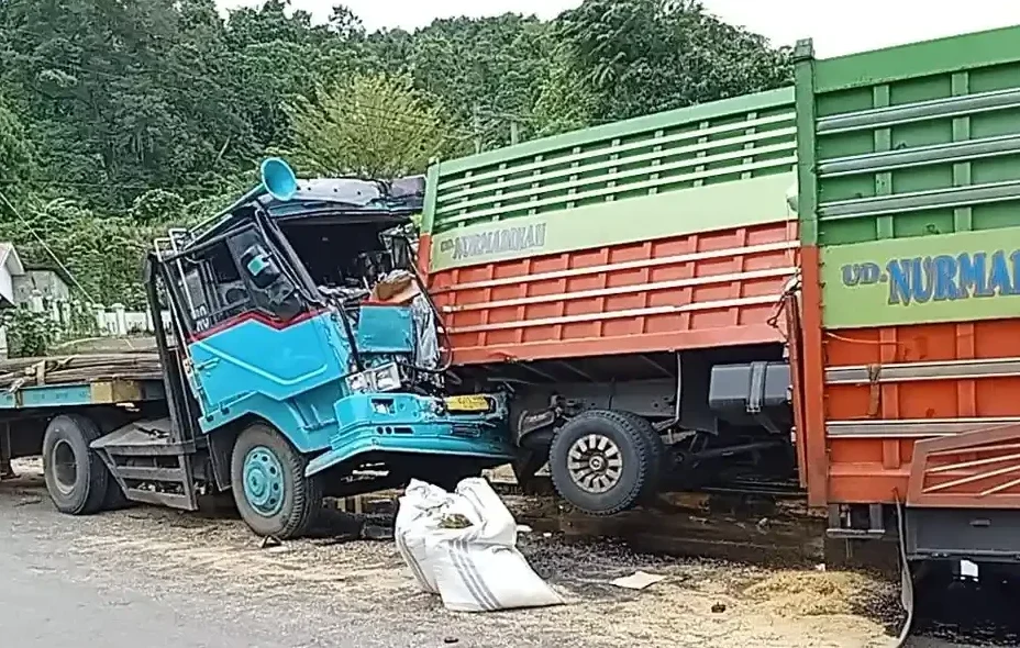 Rem Blong di Jembatan Bolong Mamuju, Tiga Truk Terlibat Tabrakan Beruntun