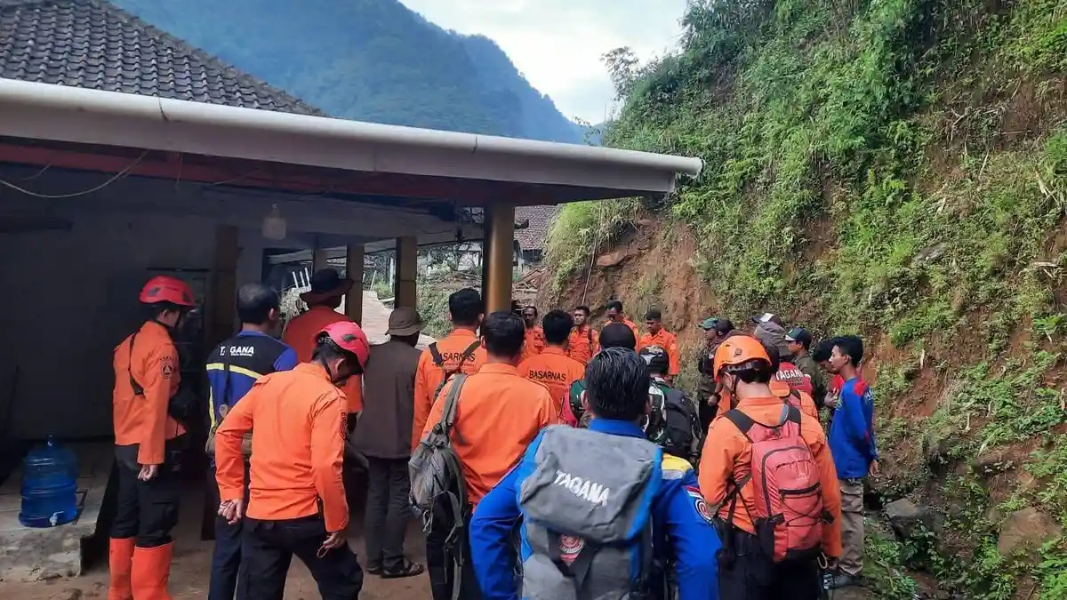 Pencarian Dua Wisatawan Korban Longsor di Curug Cileat Subang Masuki Hari Kedua
