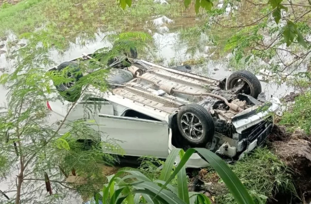 Minibus Terjun ke Sawah di Bone, Diduga Sopir Mengantuk