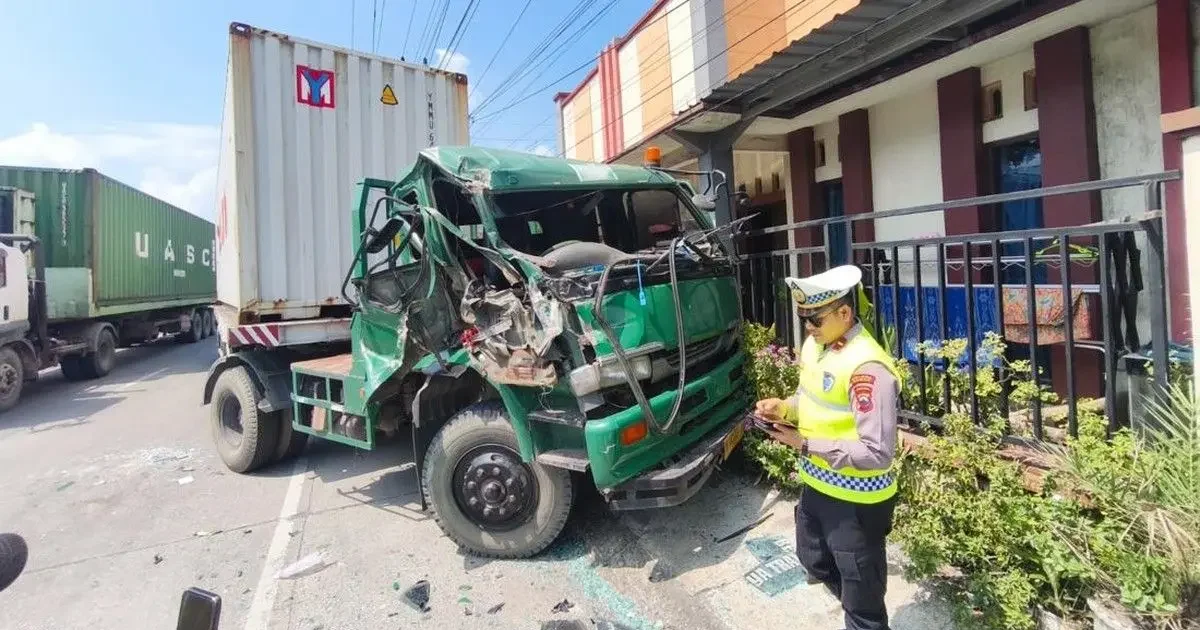 Truk Tronton Hantam Rumah Warga di Pantura Demak, Sopir Dump Kabur
